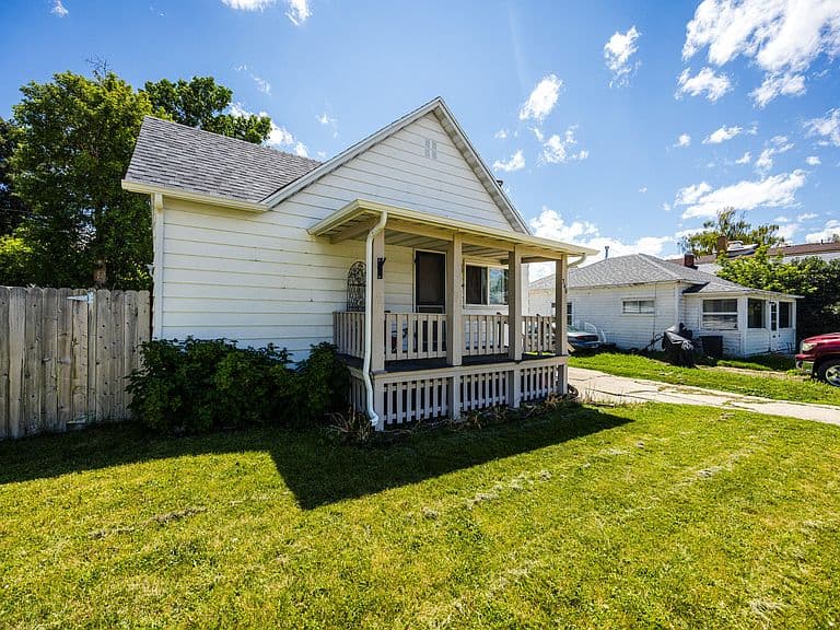 340 E Loucks St photo 1