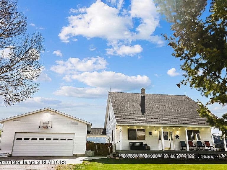 2384 Fairview S photo 1