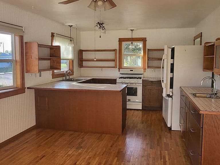 917 S Earling Ave photo 5
