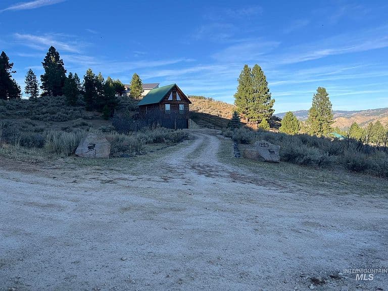 225 Evergreen Dr photo 1