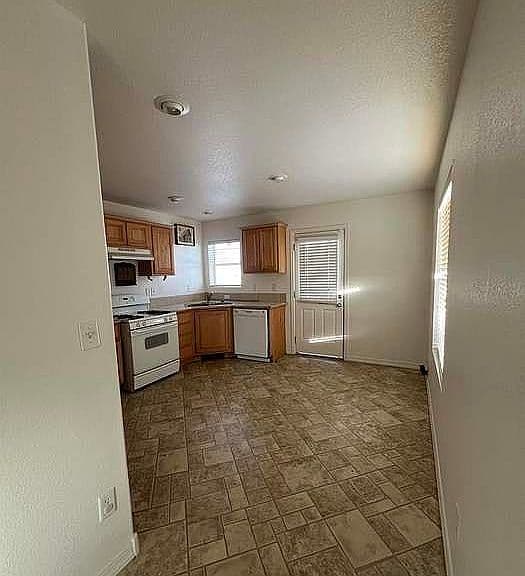 543 Tierney St photo 4