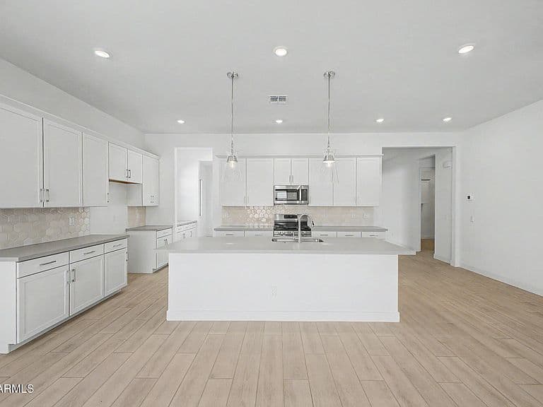 22204 W BLACKHAWK Drive photo 4