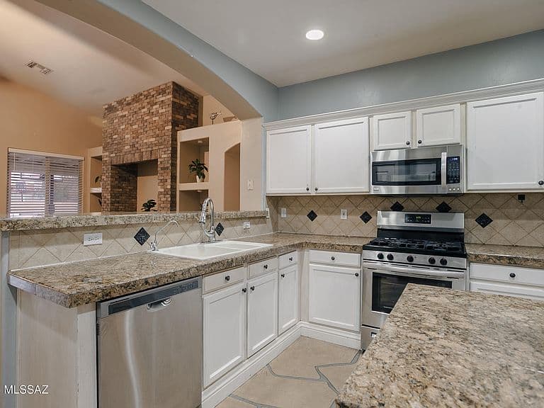 5533 W Carriage Dr photo 4