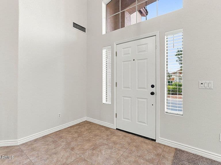 1143 E BAYLOR Lane photo 4