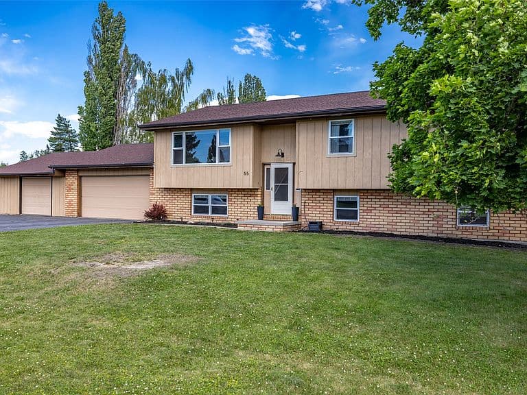 55 Lochness Ave photo 2