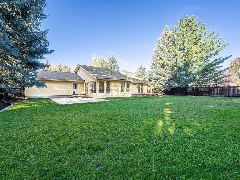 1830 Northridge Dr photo 2