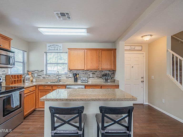 1075 E PARKVIEW Court photo 3