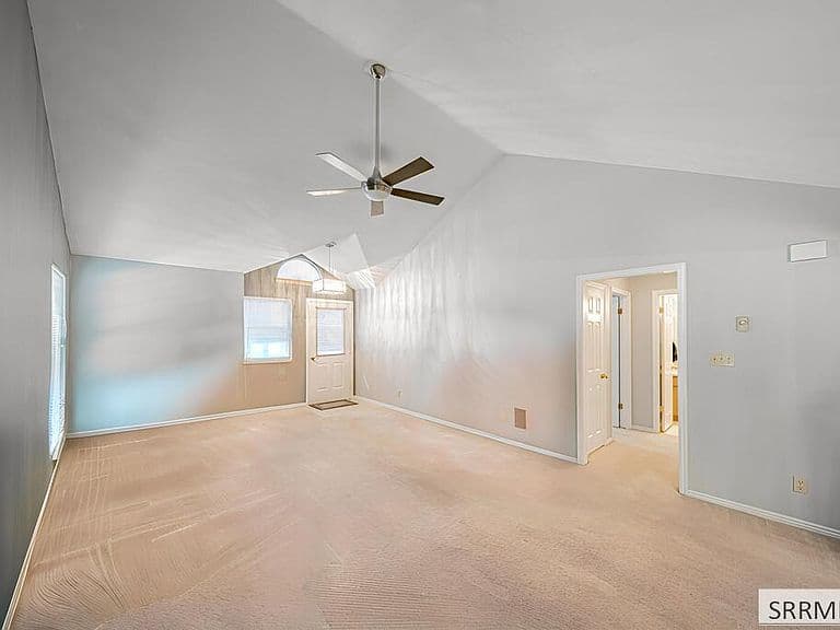 2320 S Saint Clair Ave photo 4