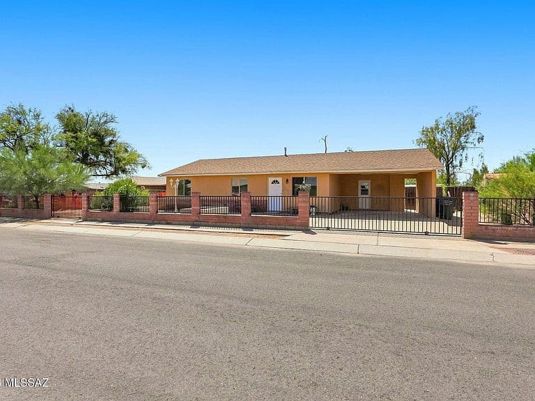 1695 W Calle Guadalajara photo 2