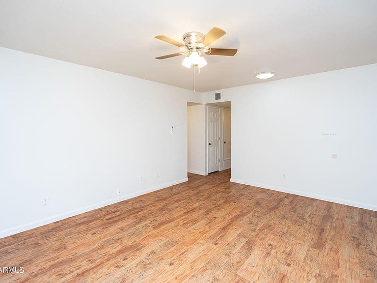 229 N Fermi Avenue photo 4