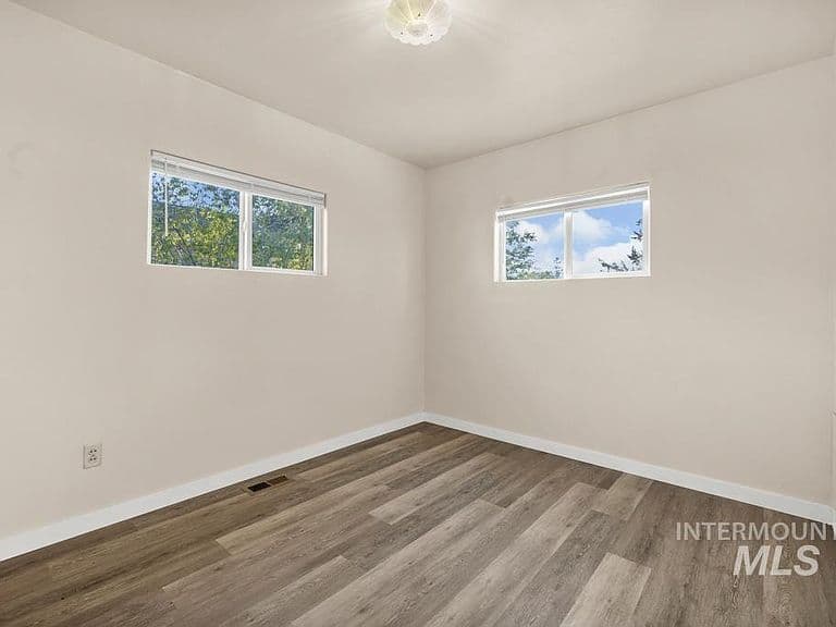 553 Quincy St photo 3