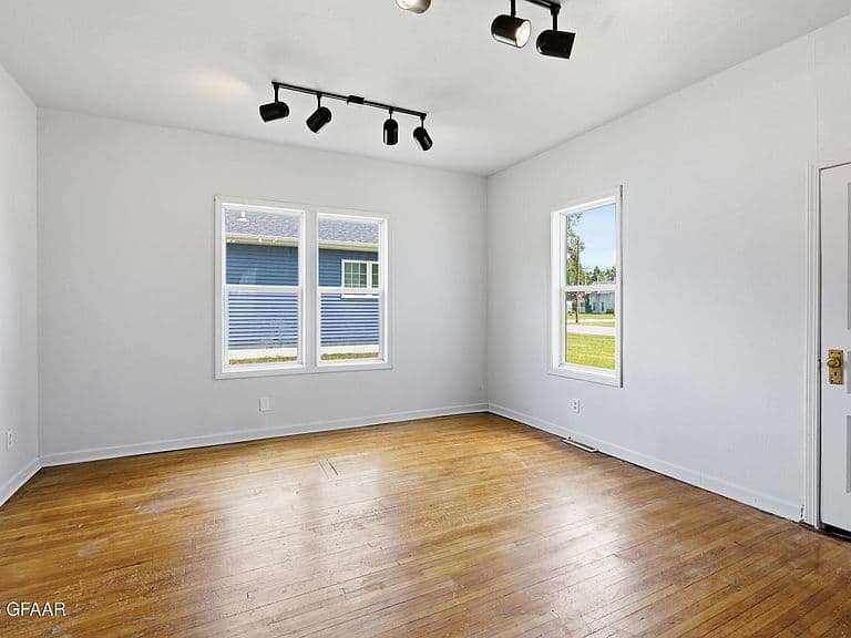 310 Wolcott Ave photo 3