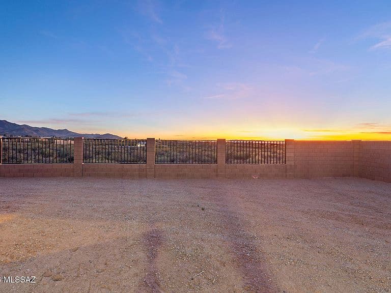 1132 N Range Rider Pl photo 4