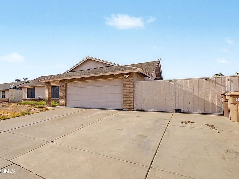 6926 W COMET Avenue photo 2