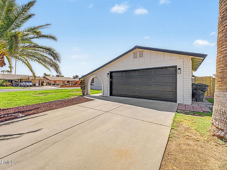 5617 W COCHISE Drive photo 3