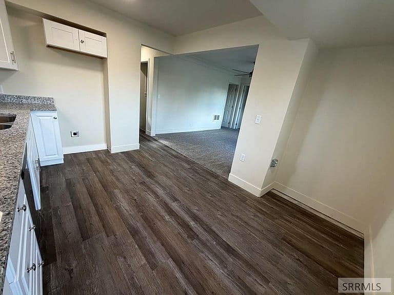 1548 Calkins Ave photo 4