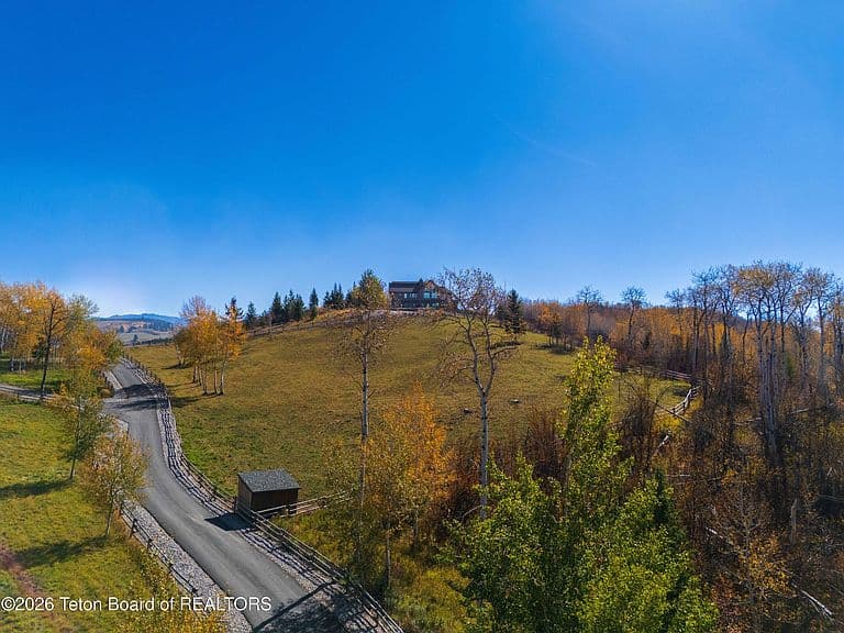 785 Strawberry Hills Dr photo 5