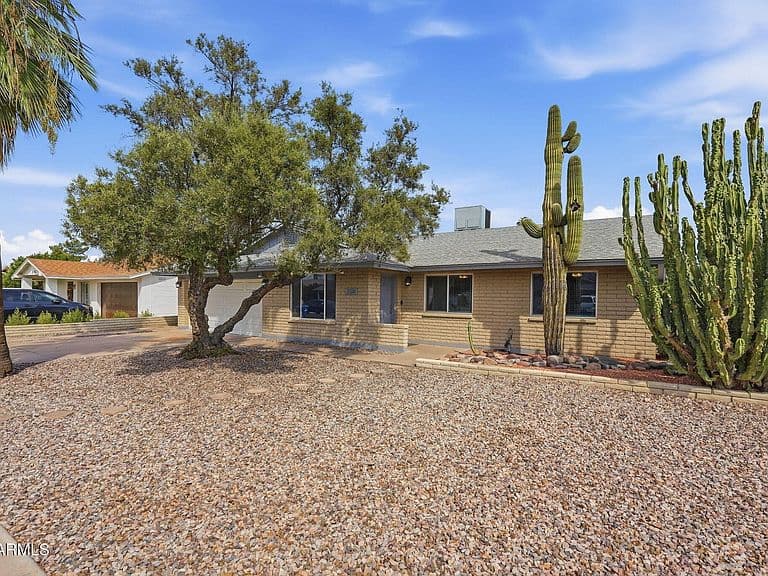 2138 E YALE Drive photo 2