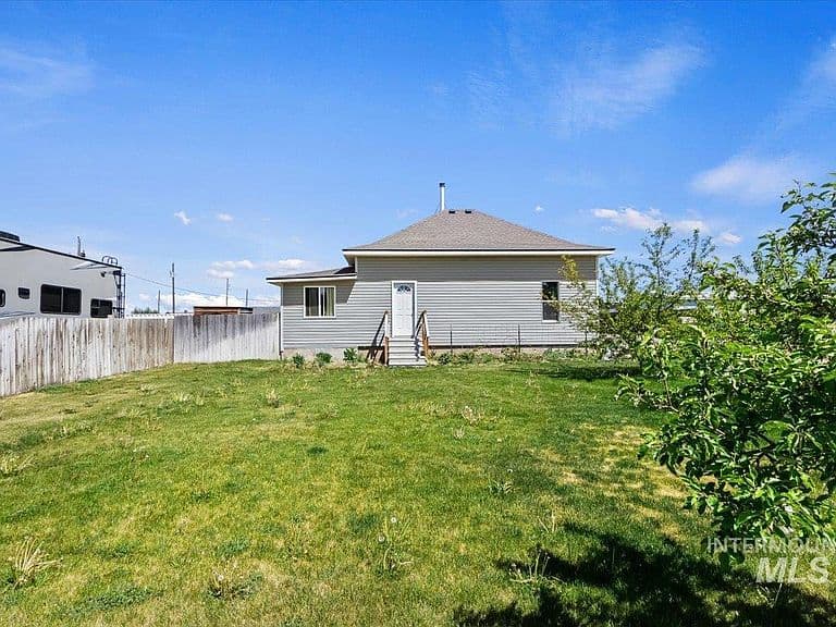 541 3rd St E photo 1