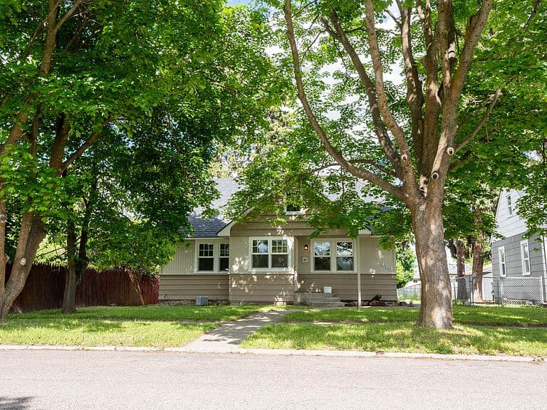 919 8th Ave E photo 1