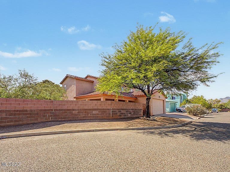 3819 N Look Backridge Pl photo 2