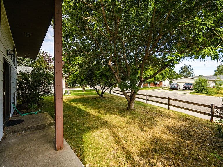 674 Betty St photo 3