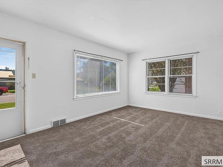 734 Dogwood St photo 5