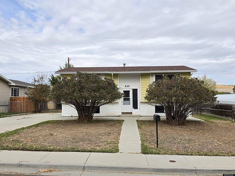 530 Logan St photo 3