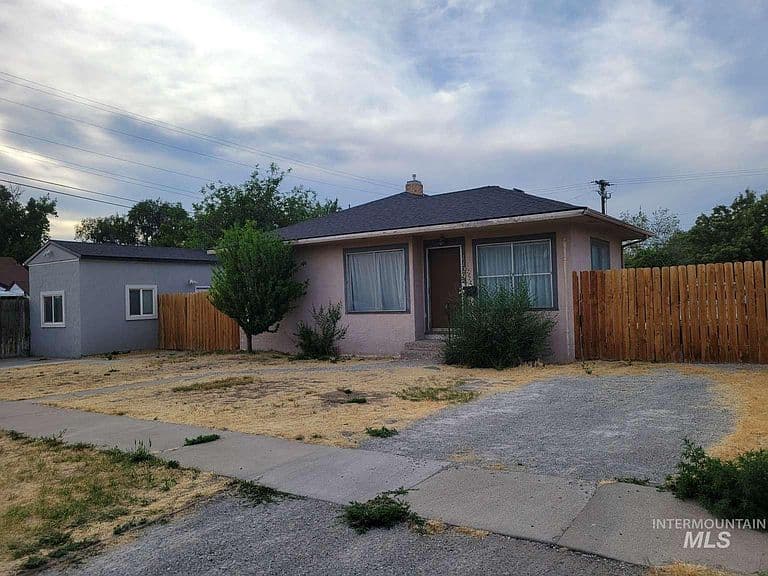 1129 6th Ave E photo 2