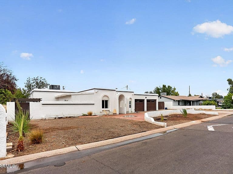 2334 W AUGUSTA Avenue photo 3