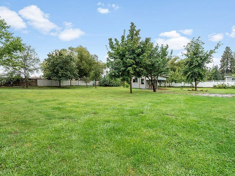 111 River Pl photo 3