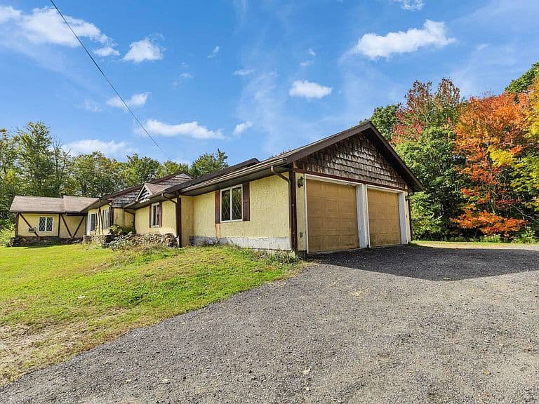 125 Parker Road photo 2