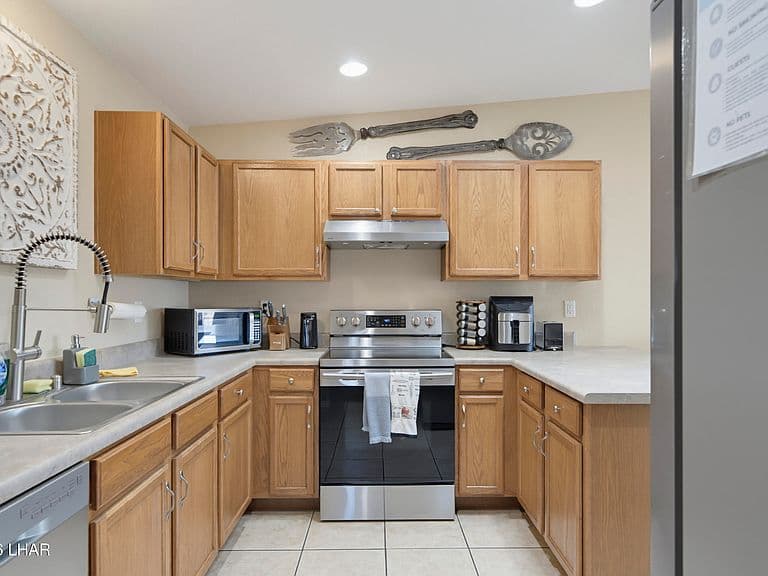 1096 Rolling Hills Dr photo 5