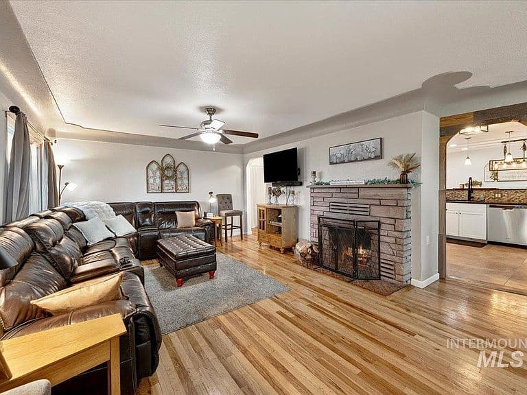 1220 E Amity Ave photo 3