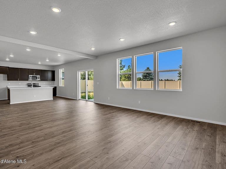 2755 N Vega St photo 2