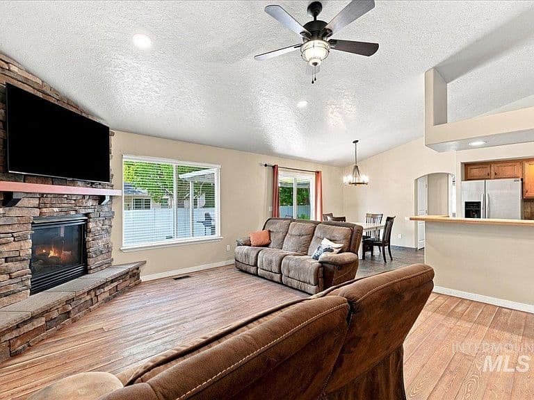 2127 N Maroon Ave photo 4