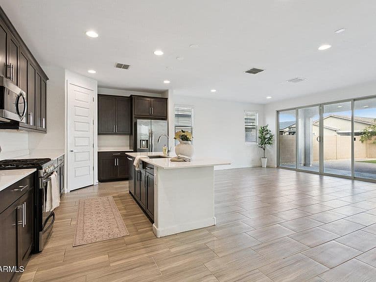 2566 W Huntington Dr photo 3