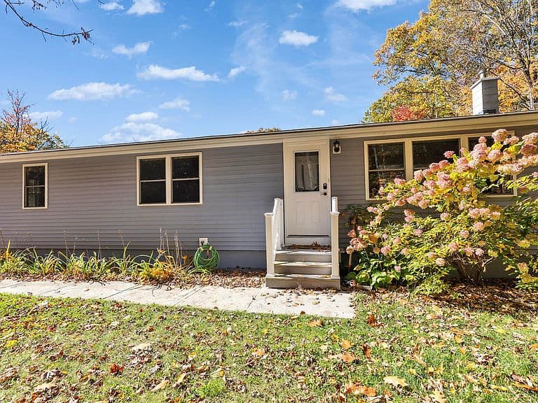 196 Rhododendron Road photo 3