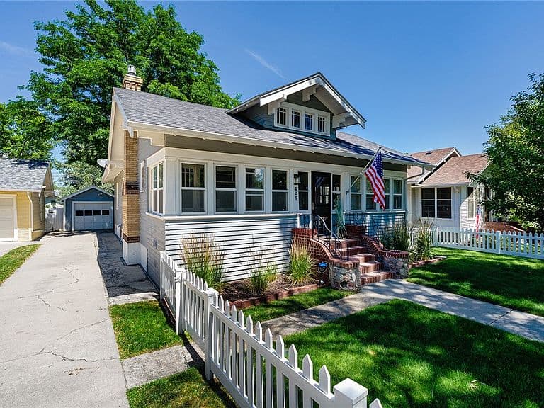 425 Clark Ave photo 3