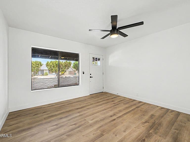 711 W STRAHAN Drive photo 4