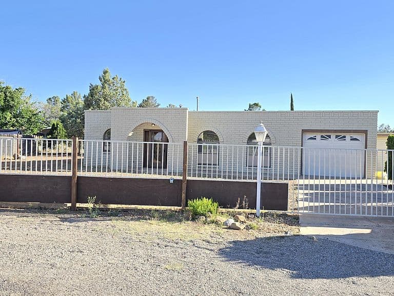 1202 E Klassen Ct photo 1