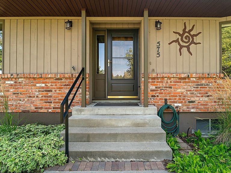575 Diehl Dr photo 3
