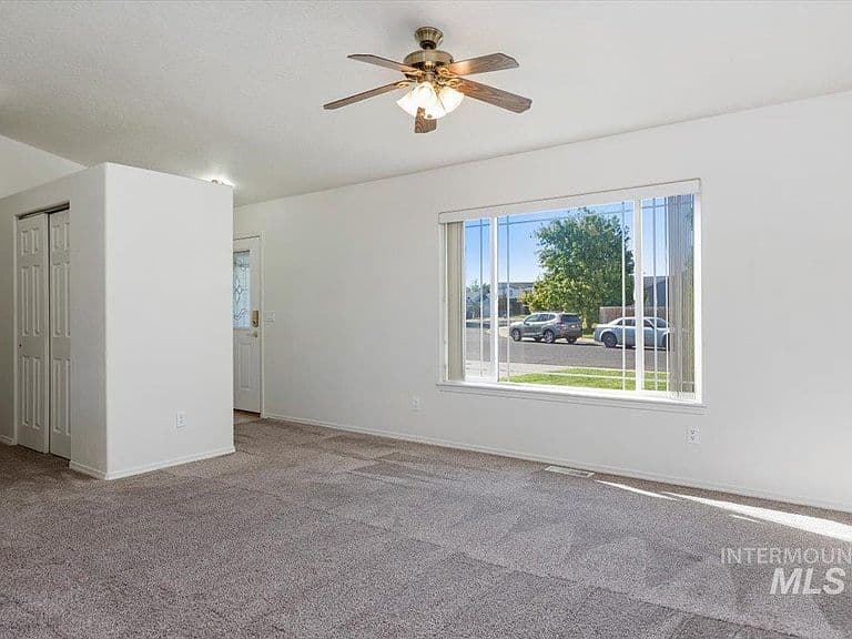 555 Hunter Ave photo 4