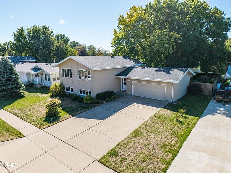 1606 Columbia Dr photo 1