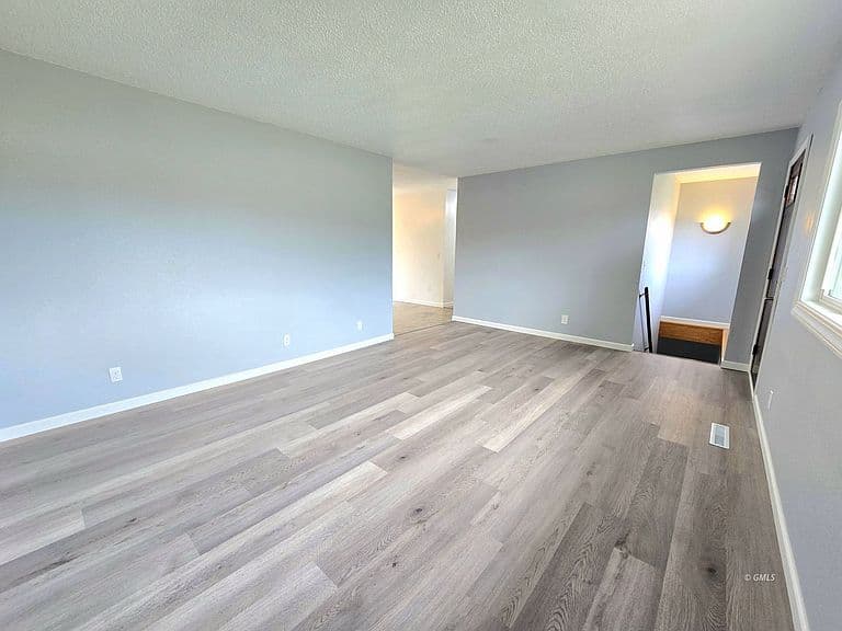114 Juniper Ave photo 4
