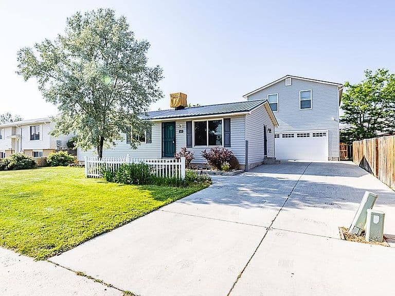 1410 N Riverbend Dr photo 1
