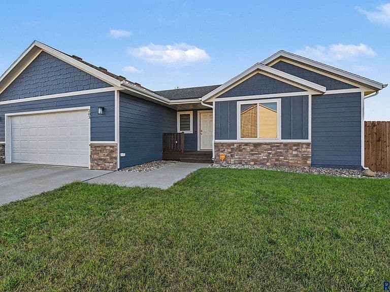 303 Plainside Ave photo 3