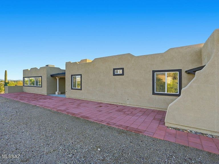 5051 N Hillcrest Dr photo 2