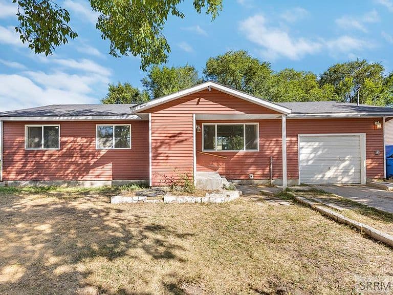 2855 E 671 N photo 1