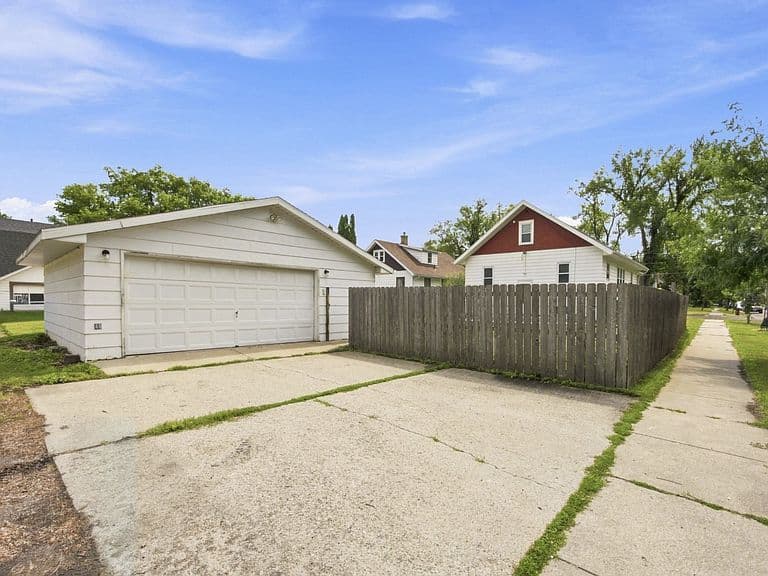 1021 9th Ave N photo 2